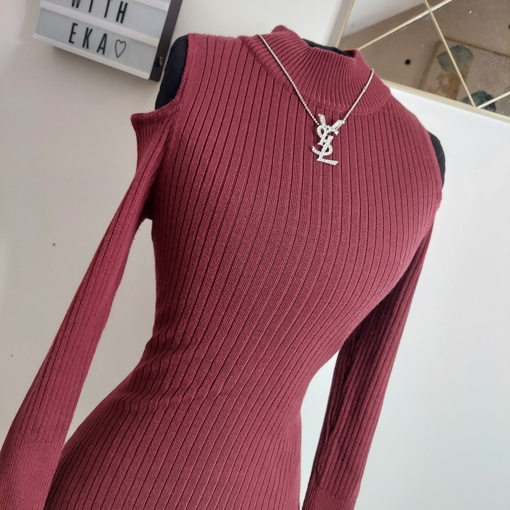 Burgundy sweater with cut out shoulder - Picture 10 of 10